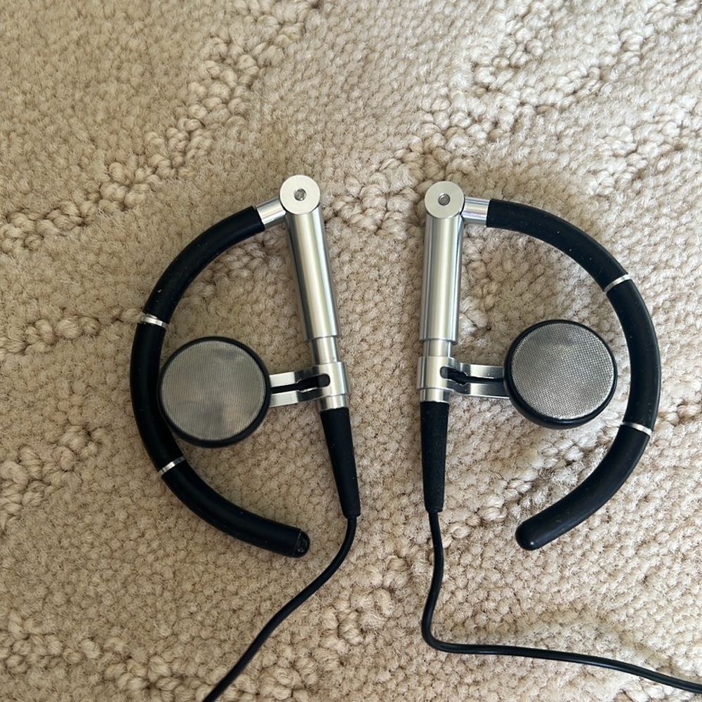 Bang & Olufsen A8 Wired Earphones Earbuds with original leather holder. - Picture 3 of 6